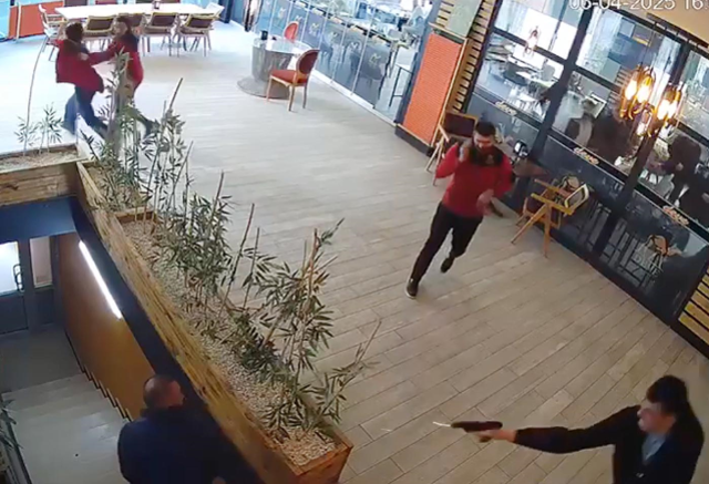 Uzman çavuş, kendisine 'yan bakan' genci herkesin içinde böyle öldürdü