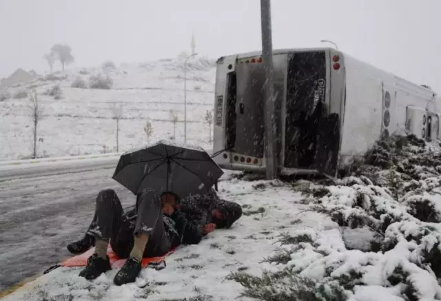 İşçi servisi takla attı, ambulansı şemsiyeyle bekledi
