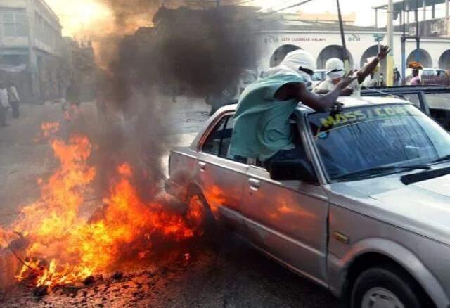 Devlet Başkanı Mose'un öldürülmesinden sonra suların durulmadığı Haiti'de 2 zanlıyı halatlarla bağlayıp kanlar içinde sokaklarla sürüklediler