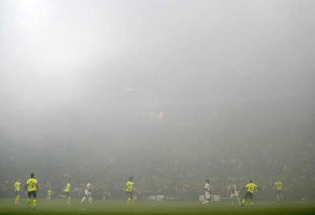 Türkiye'de olsa ceza yağar! Beşiktaş'ın grubundaki maçta stadı ateşe verdiler