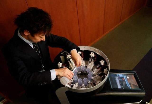 Sonunda bu da oldu! Yalanabilir televizyon icat edildi, ekrandaki yemekleri tadıyorlar