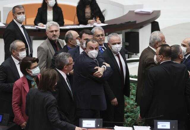 Meclis'te 'edepsiz' gerginliği! Vekiller birbirinin üzerine yürüdü, oturuma ara verildi