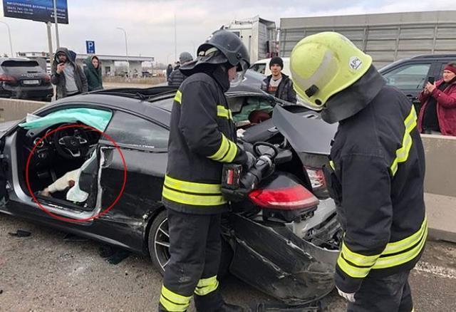 Ünlü futbolcunun model eşi, lüks araçla yaptığı kazada can verdi