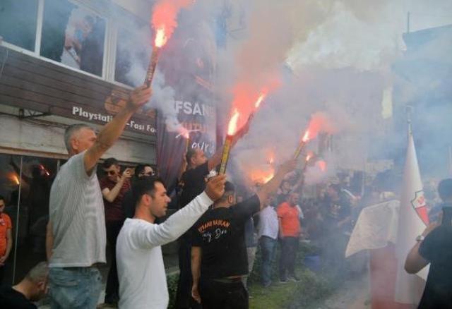Adanaspor'un acı günü! Gözyaşları sel oldu, taraftarlar meşalelerle son yolculuğuna uğurladı