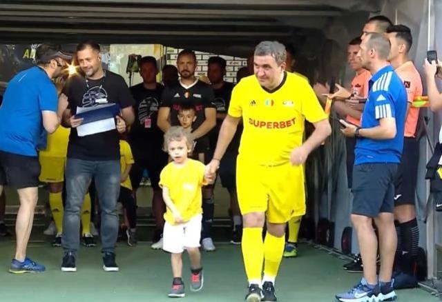 57 yaşındaki Hagi ağızları açık bıraktı! Herkes, Mutu'nun jübile maçındaki asistini konuşuyor