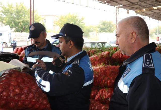Şanlıurfa'da denetimlerde ele geçirilen 22 ton çürümüş soğan imha edildi