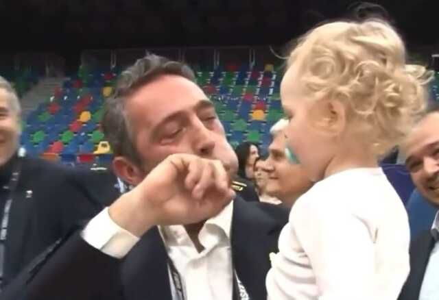 Tarihi şampiyonluk sonrası Ali Koç'un basketbolcunun çocuğunu güldürmek için yaptıkları izleyenleri gülümsetti