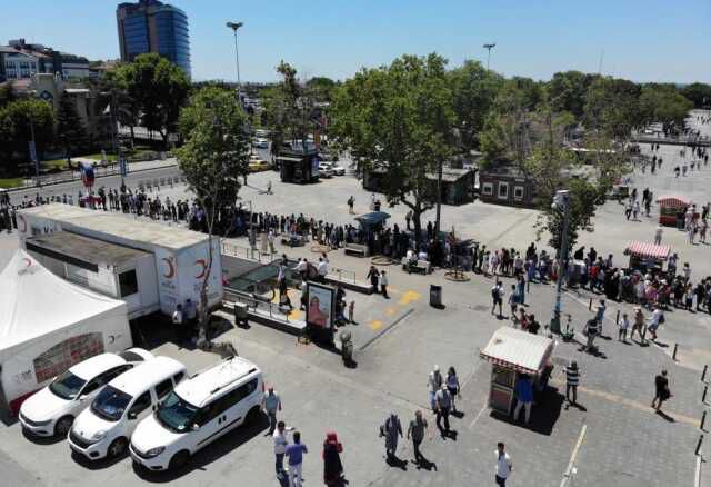 Kadıköy'de Adalar iskelesi önünde yüzlerce metrelik kuyruk oluştu