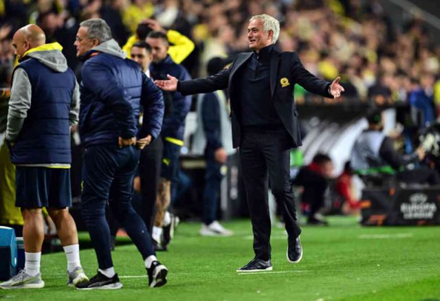 Eski takımına karşı kırmızı kart gören Mourinho İngiliz gazetelerine manşet oldu