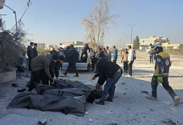 Esad rejimine ait savaş uçakları, muhaliflerin kontrolündeki İdlib'e bomba yağdırdı