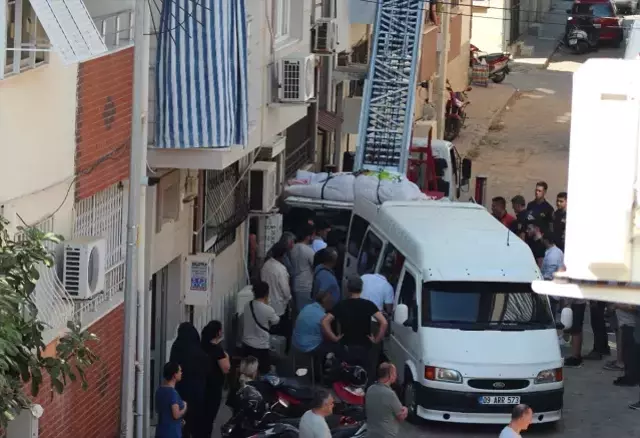 Görüntü Türkiye'den! 310 kiloluk cenazeyi evden böyle çıkardılar