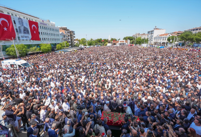 Ferdi Zeyrek'in cenaze namazında binlerce kişi meydana sığmadı