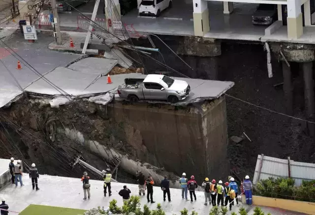 Yol çöktü, kentin göbeğinde 50 metrelik çukur oluştu! Olay anı kamerada