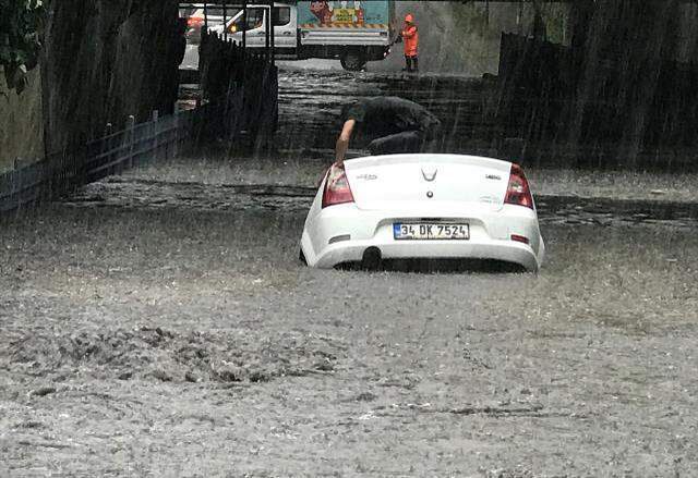Meteoroloji saat verip uyarmıştı! İstanbul sağanak yağışa teslim oldu, Bayrampaşa'da bir araç sular altında kaldı