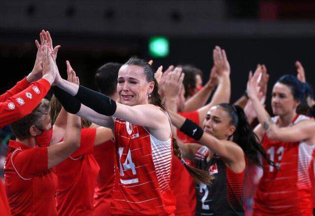 Güney Kore'ye elenen Kadın Voleybol Takımımız, yere kapanıp hüngür hüngür ağladı