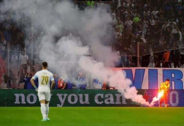 Marsilya-Galatasaray maçında ortalık karıştı! Fatih Terim soluğu Türk taraftarların yanında aldı