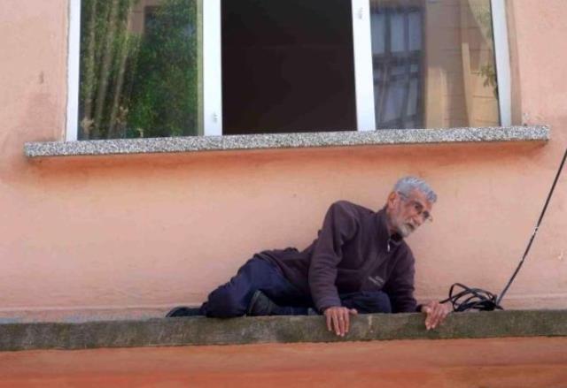 70 yaşındaki vatandaşın sundurmaya çıktığını görenler intihar girişimi sandı, gerçek ise bambaşka çıktı