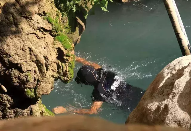 Terliğinin peşine giden çocuk, 30 tonluk kayanın altında sıkışarak öldü! Cesedi hala içeride