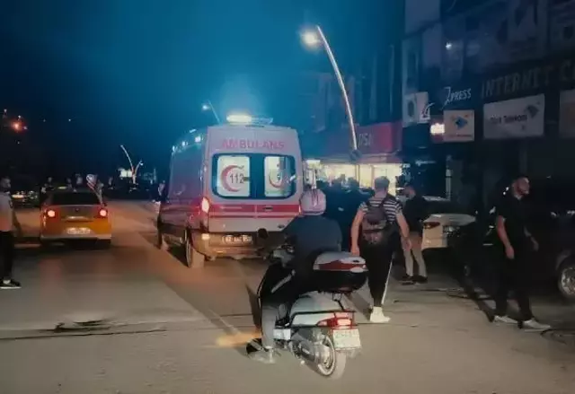 Yolda yürüyen kadına laf atan tacizci, kalabalığın tepkisi üzerine havaya ateş açarken arkadaşını vurdu