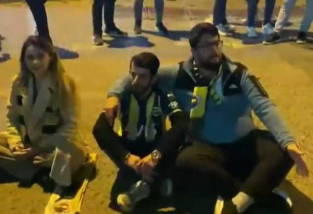 Maç biter bitmez stat önünde toplandılar! Fenerbahçe taraftarından yönetimi hedef alan eylem