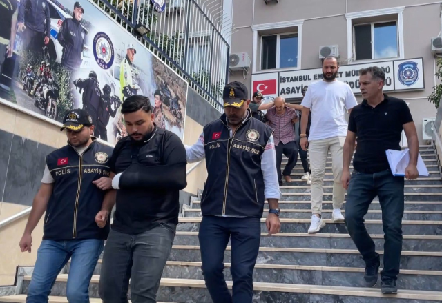 Kadına şiddeti engellemek isterken çocuğunun gözü önünde defalarca bıçaklandı