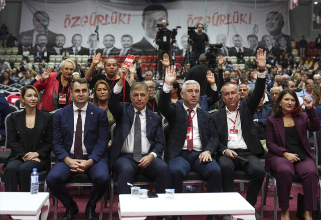 CHP Kongresinde tek aday kürsüde fenalaşıp yere yığıldı