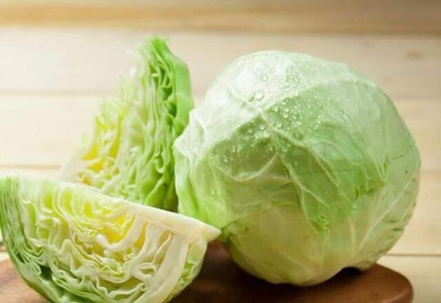 Kimse bu özelliğini bilmiyordu! Meğerse lahana yapraklarını vücudunuza sarınca ağrı kesiyormuş