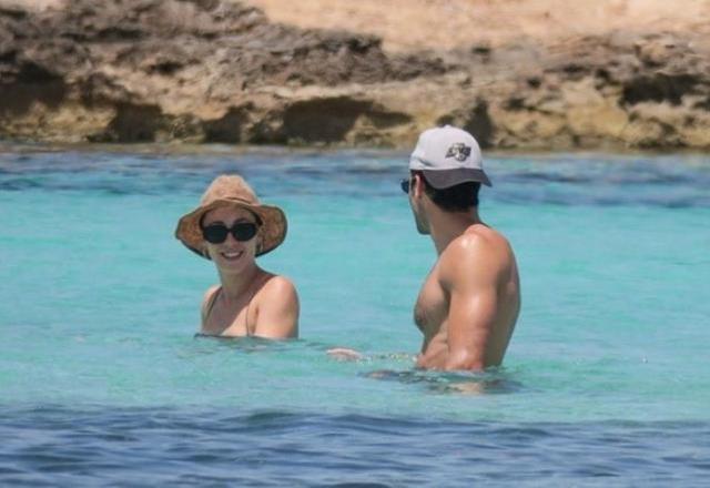 İtalyan şarkıcı Eros Ramazzotti'nin kızı, denizde sevgilisiyle öpüşürken görüntülendi