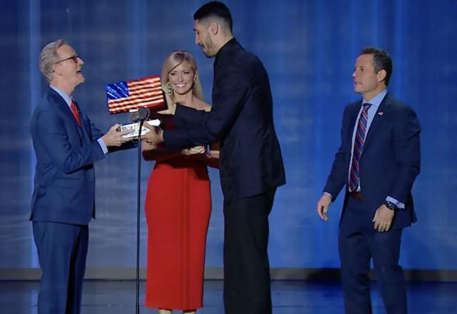 Hale bak! Türkiye düşmanlığı yapan FETÖ beslemesini 'En değerli vatansever' seçtiler