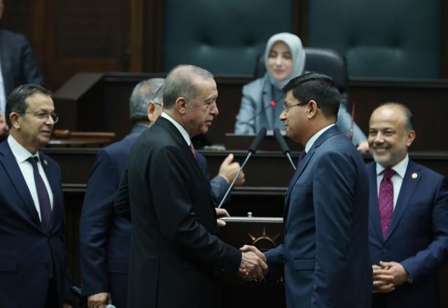 İYİ Partili Belediye Başkanı Kürşat Engin Özcan, AK Parti'ye katıldı! Rozetini Cumhurbaşkanı Erdoğan taktı