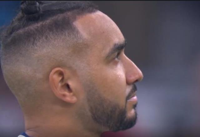 Acı haberi maçtan önce öğrendiler! Yıldız futbolcu saygı duruşu sırasında gözyaşlarını tutamadı