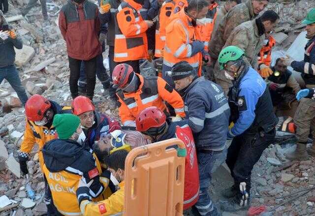 Kahramanmaraş'ta Nehir Naz'ın anne ve babası da enkazdan sağ çıkarıldı