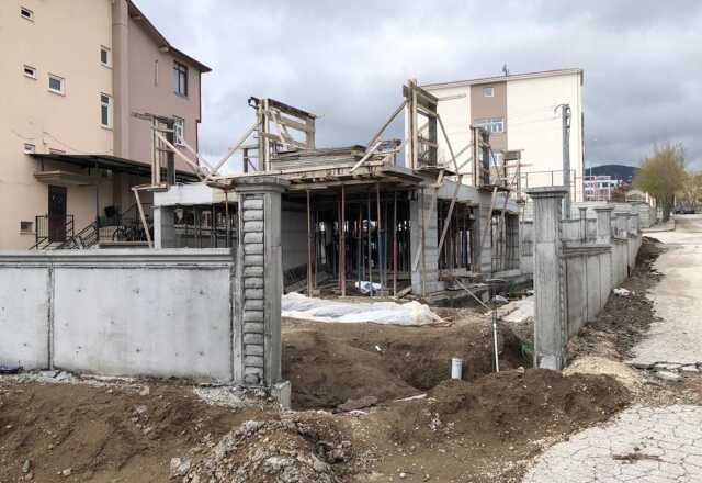 İnşaatta hırsızlık yapan 2 kişi kameraya böyle yakalandı! Önce dans etti, sonra demirleri çaldı