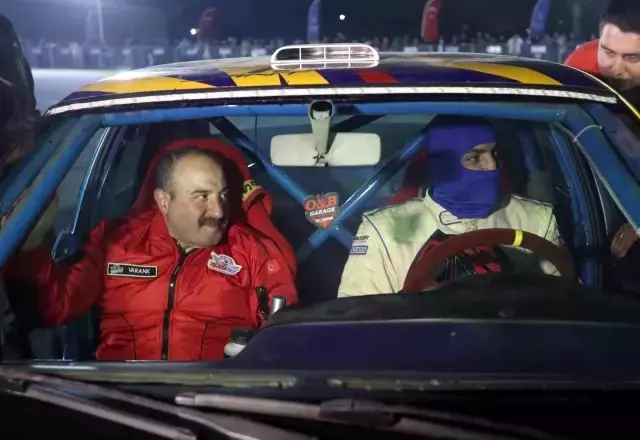 Yerli otomobil Togg'dan drift şov! Dumandan göz gözü görmedi