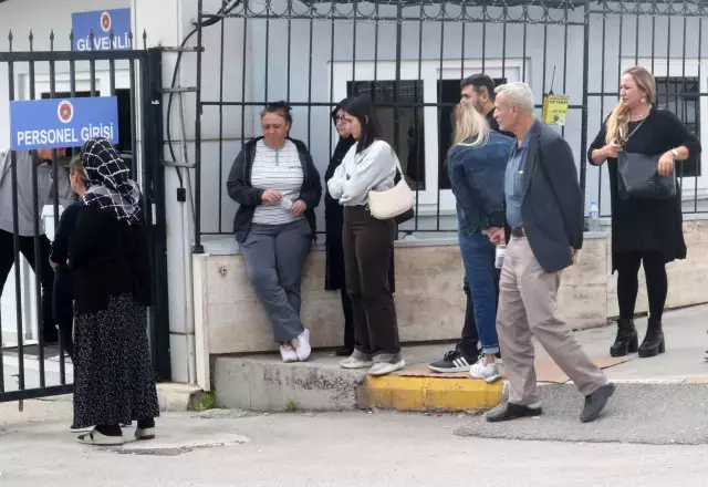 Yolda yürüyen kişiyi bıçaklayarak öldürdü! Elindeki kanı çimlere sildi