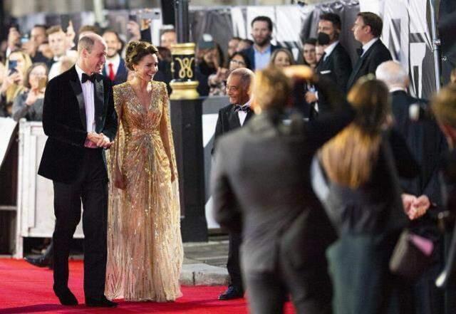 James Bond filminin galasında Kate Middleton rüzgarı! Kıyafetini gören gözlerini alamadı