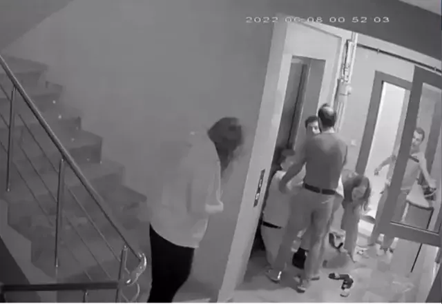 Komşularının kavgasını ayırmak isteyen çift kabusu yaşadı! Adam dayak yedi, hamile kadının parmağı kırıldı