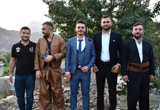 Şırnak'ta ilginç takı geleneği: Oy kullanır gibi sandık kuruldu, zarflar atıldı