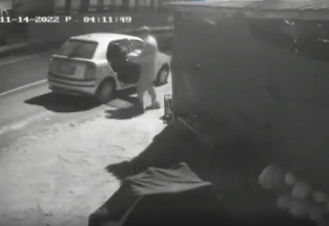 Pişkinliğin böylesi! İstanbul'da manavdan meyve çalan hırsız idrarını yapıp kaçtı
