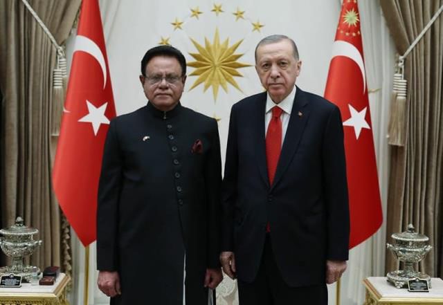 Pakistan'ın Türkiye Büyükelçisi, Cumhurbaşkanı Erdoğan'a güven mektubu sundu