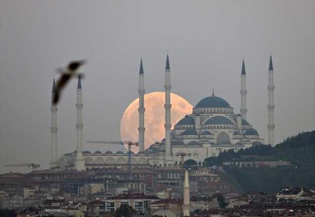 İstanbul'da Kanlı Ay Tutulması İlgiyle İzlendi