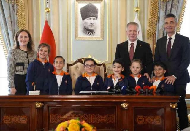 23 Nisan'da İstanbul Valisi'nin koltuğuna oturan çocuktan Taksim'de 1 Mayıs kutlamalarına izin