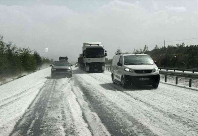 Meteoroloji uyarmıştı! Çok sayıda kente ceviz büyüklüğünde dolu yağdı