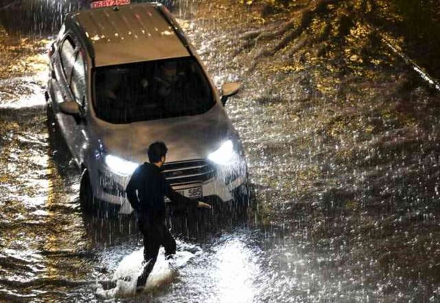 Şimşekler geceyi aydınlattı! Ankara, sağanak yağışa teslim oldu
