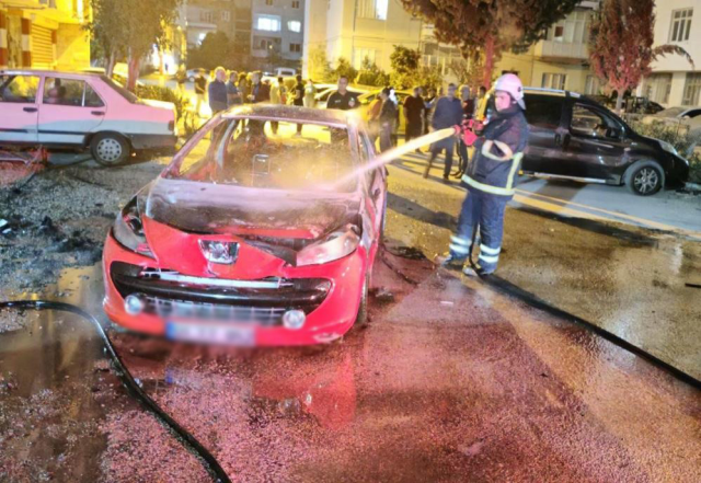Telefonda 'Psikolojim bozuk' dedikten sonra annesine ait aracı ateşe verdi