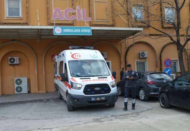 Camide namaz kılarken bıçaklandı