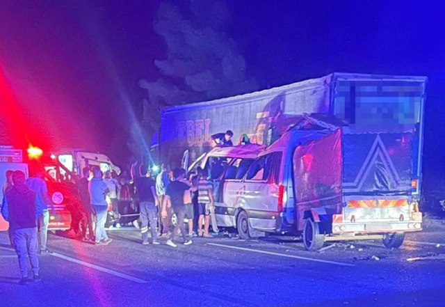 Hurdaya dönen minibüs ve kurtarma çalışmaları