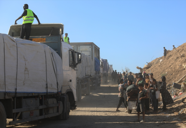Filistinlilerin aylardır beklediği an! Gıda ve meyve yüklü tırlar Gazze Şeridi'ne giriş yaptı