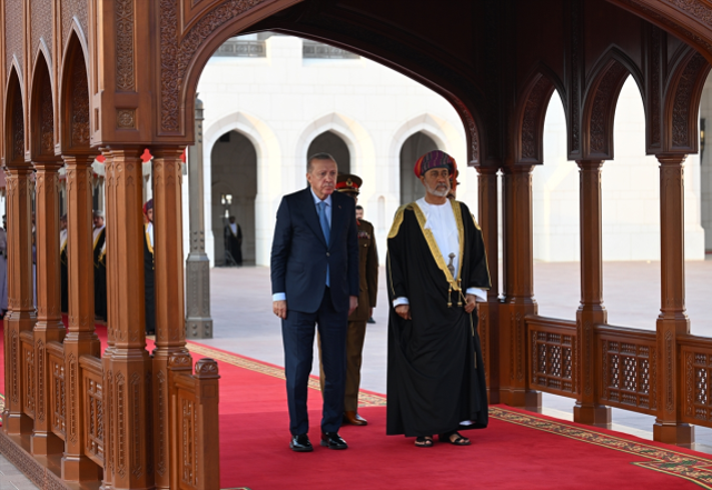 Cumhurbaşkanı Erdoğan'a Umman'da görkemli karşılama! F-16'lar peş peşe havalandı