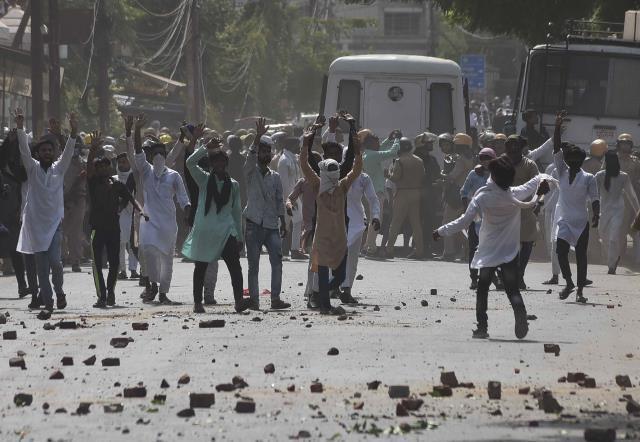 Hz. Muhammed'e hakaretlerin protesto edildiği Hindistan'da 300 kişi tutuklandı